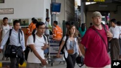 Nhân viên các tổ chức phi chính phủ rời Sittwe, nơi xảy ra bạo động, đến phi trường Yangon 27/3/14