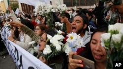 University students shout slogans in support of peace in Bogota, Colombia, Oct. 12, 2016.