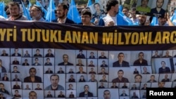 资料照:维吾尔人在土耳其首都伊斯兰堡集会抗议中国在新疆的迫害人权的行为。(2022年5月26日)