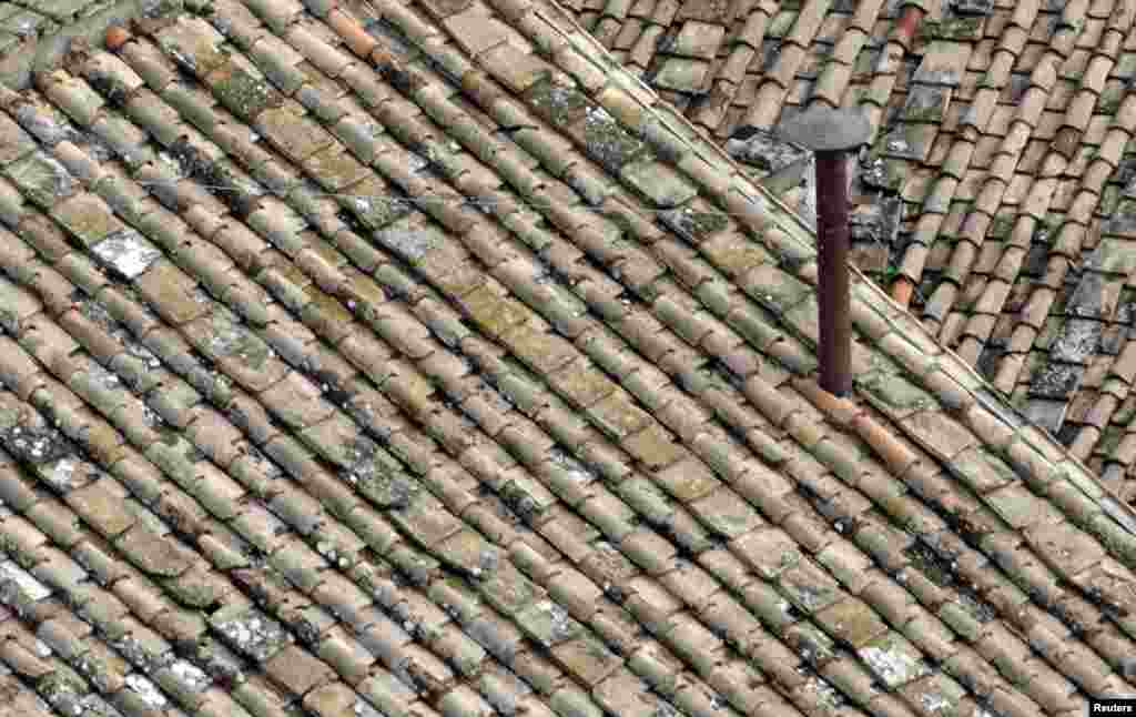 Ống khói của nhà nguyện Sistine nhìn từ mái vòm của Giáo đường Thánh Phêrô.