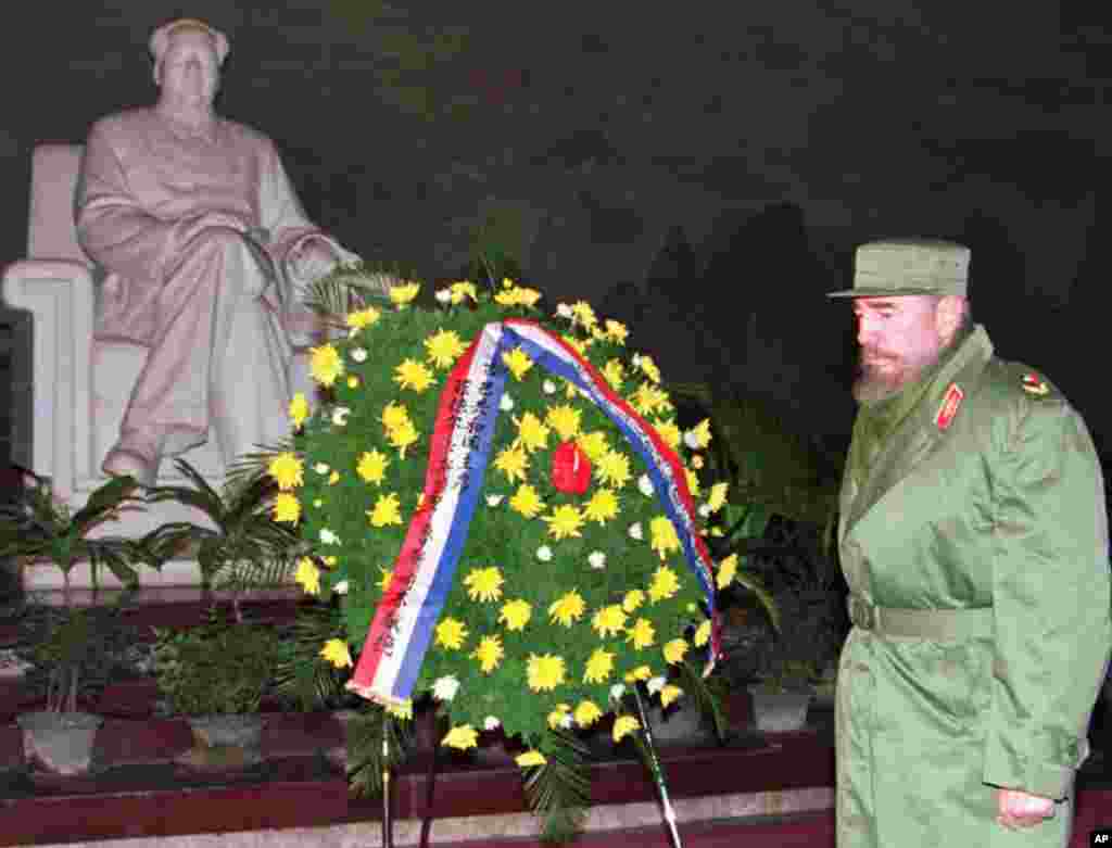 1995年12月2日,古巴主席卡斯特罗在北京毛主席纪念堂向毛泽东致敬。但是在毛泽东时代末期和中国改革开放初期,中国和古巴的关系并不好。例如1980年代初期中国流传一个政治笑话说,世界上最大的国家是古巴,因为它的政府在莫斯科(指其听命于苏联),军队在安哥拉(指其出兵安哥拉帮助共产党打内战),人口在迈阿密(指大量古巴人逃亡到美国迈阿密)。