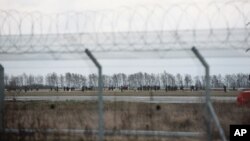 Các điều tra viên và các giới chức Nga đang điều tra địa điểm máy bay lâm nạn, 18/11/13