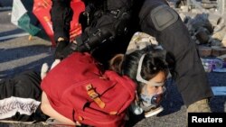 一名香港防暴警察在十一国庆期间的反送中抗议活动中逮捕一名抗议者。(2019年10月1日)