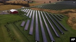 Lahan pertanian terlihat dengan panel surya dari Cypress Creek Renewables, Kamis, 28 Oktober 2021. (Foto: AP)