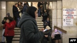 Люди, які врятувалися на станції метро під час авіаудару по Києву, 20 грудня 2024 р. Anatolii STEPANOV/AFP