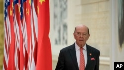 美国商务部长罗斯抵达北京人大会堂参加国宴。(2017年11月9日)