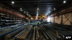 美国总统唐纳德·特朗普(Donald Trump)下令对进口钢铝全面加征25%关税。图为2月11日,加拿大安大略省多伦多钢铁供应商North York Iron仓库里摆满钢铁产品。