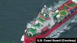 美国海岸警卫队公布的照片显示美国海警C-130大力神侦察机监测到的悬挂利比里亚旗帜的中国科研船“中山大学极地号”。