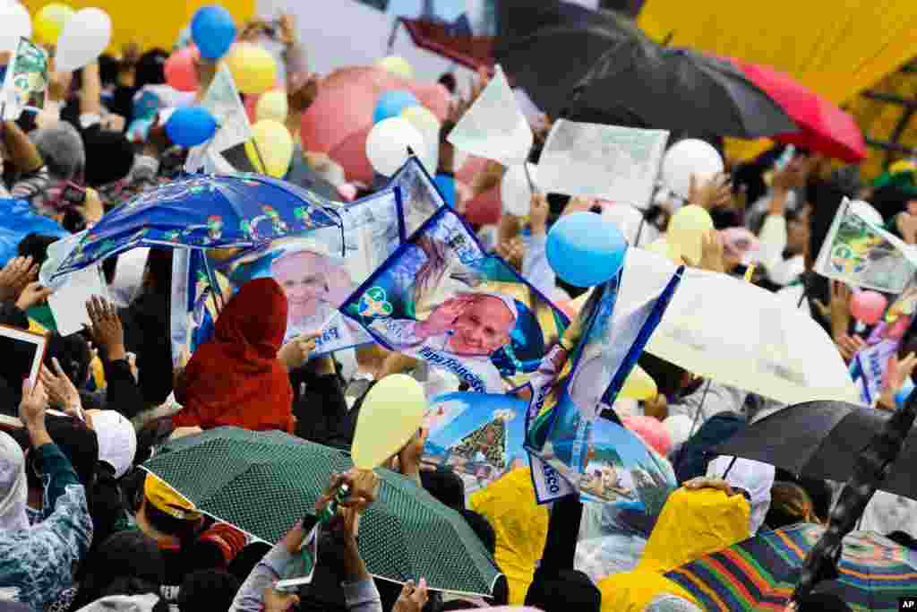 Đám đông chờ đón ĐGH khi Ngài đến thăm xóm nghèo Varginha ở  Rio de Janeiro, 25/7.