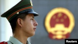 一名中国警察在北京一家法庭外站岗。(资料照片)