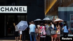 中国大陆游客在香港尖沙咀购物区的香奈儿店前等候。(2014年10月1日)