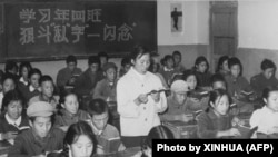 1967年11月,文革期间,北京高中生阅读毛泽东主席的《红宝书》。