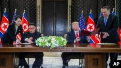美国总统川普和朝鲜领导人金正恩在新加坡签署协议(2018年6月12日)。