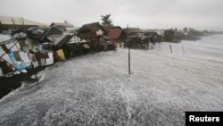 Sóng lớn ập vào những căn nhà ven biển khi Bão Hagupit quét qua Thành phố Legazpi, tỉnh Albay, miền đông Philippines, ngày 7 tháng 12, 2014.