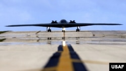 一架从密苏里州的惠特曼空军基地起飞的B-2隐形轰炸机在关岛的安德森空军基地降落。(2005年4月25日)