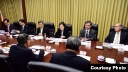 台湾总统当选人蔡英文(中)2016年4月29日在台湾外交部听取简报(台湾民主进步党网站)