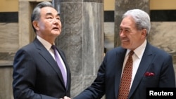 3月18日,新西兰副总理兼外交部长温斯顿·彼得斯在惠灵顿与到访的中国外长王毅握手。