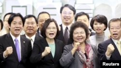 2015年4月15日资料照片。左起赖清德,蔡英文,陈菊,谢长廷