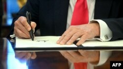 美国总统特朗普宣布3月4日起对中关税再加10% 中方威胁采取反制措施。(法新社:2025年2月25日)