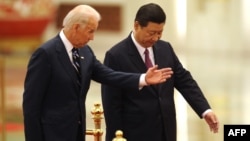 资料照片:时任美国副总统的拜登与时任中国国家副主席的习近平在北京人民大会堂会面。(2011年8月11日)