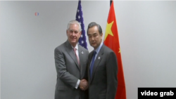 美国国务卿蒂勒森和中国外长王毅星期五(2月17日)在德国波恩首次会晤。(视频截图)