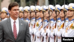 美国防部长埃斯珀2019年11月19日访问越南检阅仪仗队。(路透社)