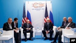 Tổng thống Mỹ Donald Trump gặp Tổng thống Nga Vladimir Putin tại hội nghị thượng đỉnh G-20 ở Hamburg, Đức ngày 7/7/2017.