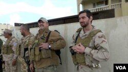 美国退伍老兵在伊拉克与基督教民兵在一起。(2016年3月30日)