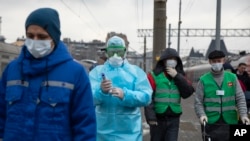 俄罗斯医务人员2020年1月31日在莫斯科亚洛斯拉夫斯基火车站准备检查从北京抵达的乘客。俄罗斯报告出现两名新冠状病毒病例。(美联社)