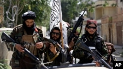塔利班武装人员在喀布尔街头巡逻。(2021年8月19日)