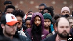 俄亥俄州代顿斯蒂夫斯学习的学生走出教室17分钟在学校足球场集会抗议枪支暴力。(2018年3月14日)