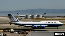 Chuyến bay của United Airlines 998 chở hai hành khách này từ Brussels đáp xuống phi trường Quốc tế Liberty tại Newark.