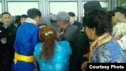 乌拉特前旗和乌拉特后旗的蒙古族牧民在巴彦淖尔市政府建筑前与警察推搡。(南蒙古人权信息中心照片)