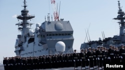 2017年3月22日,日本自卫队成员在横滨参加直升机航母“加贺”号交接仪式。