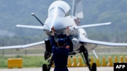 资料照片: 2021年9月28日广东珠海市第十三届中国国际航空航天博览会上的歼10飞机