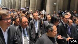 香港法律界数千人2019年8月7日黑衣游行反对律政司政治检控 (美国之音海彦拍摄)