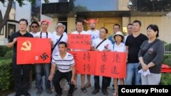 视觉艺术家协会会长刘雅雅(前排戴帽)参与声援香港示威(成生提供)