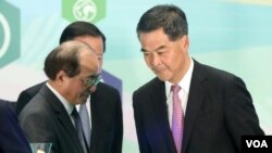 特首梁振英(右)与教育局长吴克俭(苹果日报)