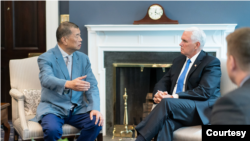 美国副总统彭斯2019年7月在白宫会见黎智英(照片源自副总统彭斯推特账号)