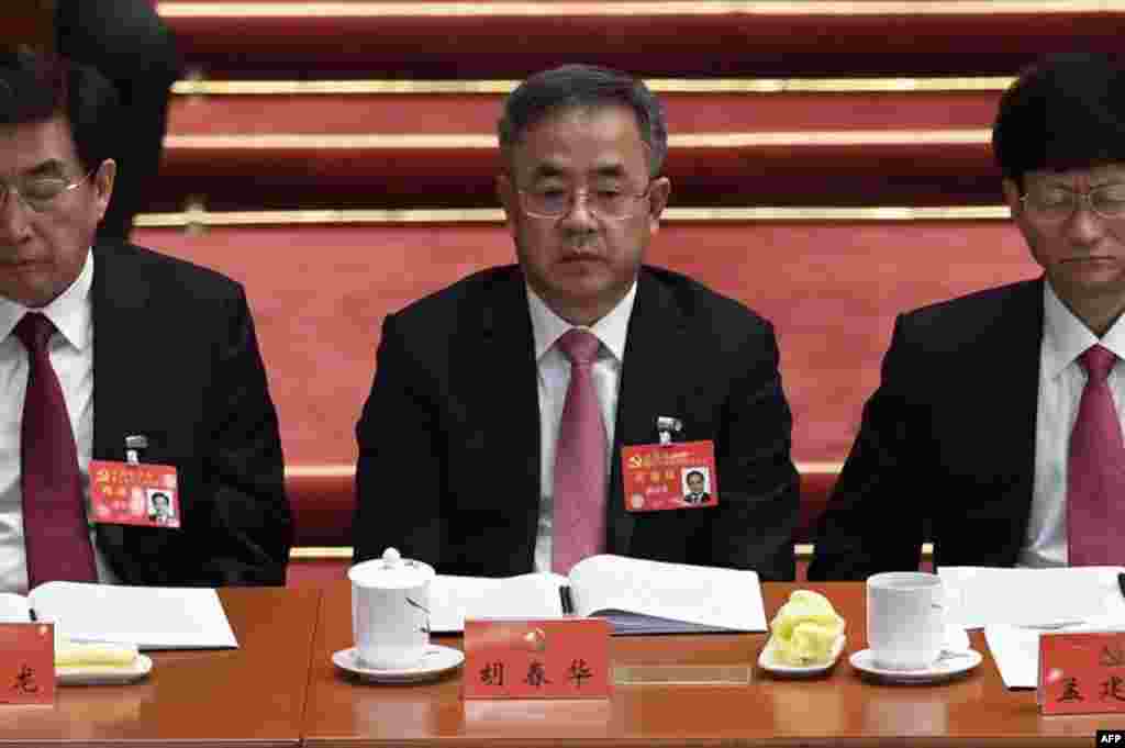 中共十九大开幕式主席台上的政治局委员,左起:前北京市委书记郭金龙、广东省委书记胡春华、中央政法委书记孟建柱(2017年10月18日)。胡春华没有成为新的政治局常委,而留任政治局委员。