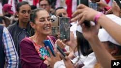 墨西哥总统候选人克劳迪娅·欣鲍姆(Claudia Sheinbaum)在首都墨西哥城举行的开幕竞选集会上欢迎支持者。（资料图片：2024年3月1日）