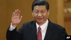 2012年11月15日,新任中共总书记习近平在人民大会堂向人们挥手致意