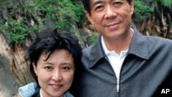 谷开来(左)和她的丈夫薄熙来