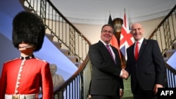 英国国防大臣希利(右)与德国国防部长皮斯托里乌斯(左)于伦敦签署具里程碑意义的防务协议。(法新社:2024年10月23日)