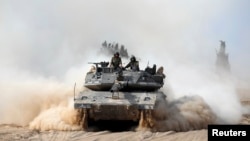 Xe tăng của Israel bên ngoài phía nam dải Gaza, ngày 7/7/2014. Cuộc không kích của Israel vào dải Gaza đã giết chết 7 chiến binh Hamas.