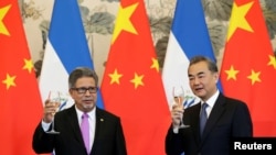 中国与萨尔瓦多外长在北京举杯庆祝两国建交(路透社)