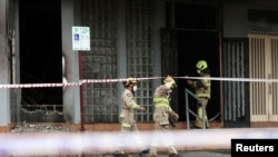 澳大利亚墨尔本市南部阿达斯·以色列(Adass Israel)的犹太大教堂星期五发生火灾。消防队员在教堂救火。