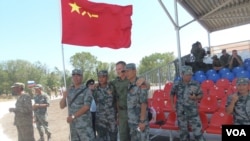 中国军队去年夏季来俄罗斯参加军事比赛活动,两国军人合影。(美国之音白桦拍摄)