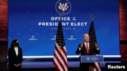Presiden dan Wakil Presiden terpilih AS, Joe Biden dan Kamala Harris, menjawab pertanyaan wartawan setelah pertemuan daring dengan Asosiasi Gubernur Nasional di Wilmington, Kamis, 19 November 2020. (Foto: Reuters)