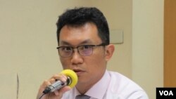 台湾两岸政策协会秘书长王智盛 (美国之音张永泰拍摄)